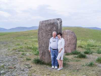 Георгий Гречко с супругой у «Больших ворот» в Долину царей, 2007 год.