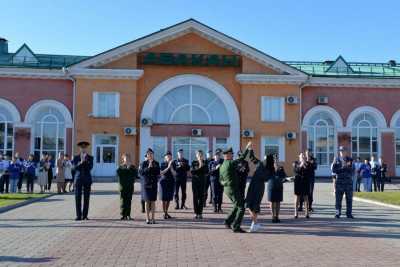 Силовики и военнослужащие спели «Катюшу» на перроне вокзала в Абакане