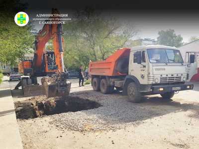 Зачем во дворе саяногорской многоэтажки выкопали большую яму