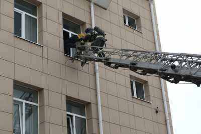 К зданию Арбитражного суда в Абакане прибыли пожарные