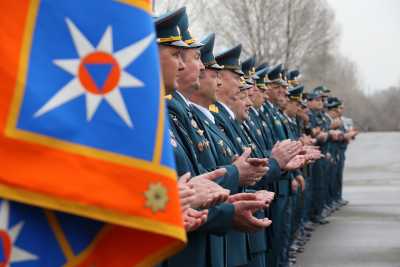 Пожарным и спасателям Хакасии вручили медали и новую технику