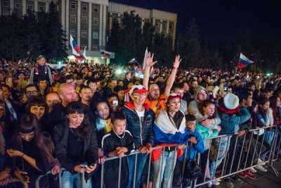 Абакан, Первомайская площадь. Болельщики не теряли надежду до последнего. Почти до четырёх часов утра.