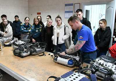 О службе в ВГСО Александр Лапаев (на переднем плане) знает, пожалуй, всё. Дорогу в профессию ему показал отец-горноспасатель: с малых лет он брал сына к себе на работу. Три года назад Александр сам поступил в отряд. За это время молодой человек успел принять участие в ликвидации нескольких аварий на горных предприя­тиях. 