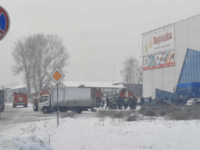 К торговому центру в Абакане съехались пожарные