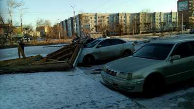 В Абакане демонтируют разрушенную ураганом крышу дома