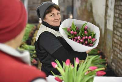 Олеся Гозова с напарницей за смену могут подготовить на продажу более 10 тысяч цветов. 