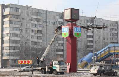 В Абакане  стелу на Трудовой украшают символикой города