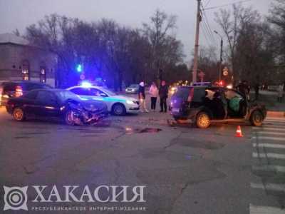 Две иномарки не поделили перекресток в Абакане 