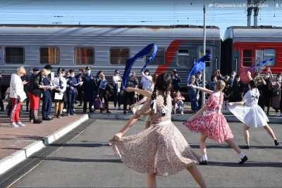 На перроне абаканского вокзала пели песни о войне