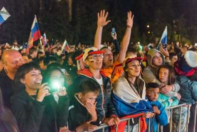 Абакан. Первомайская площадь. Болельщики, переживавшие за исход матча Россия — Хорватия, не расходились по домам до четырёх часов утра.