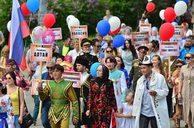 Шествие «Парад дружбы народов» в Абакане было красочным и ярким.