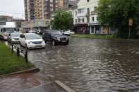 В Абакане вторые сутки откачивают с улиц воду