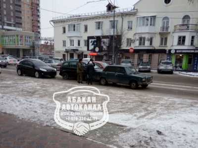 Автомобилисты Абакана продолжают скользить и попадать в аварии