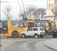 В  Абакане Нива врезалась в троллейбус