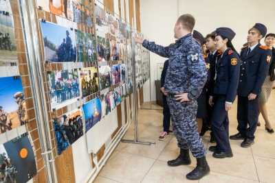 Росгвардейцы Хакасии открыли тематическую фотовыставку в Абакане