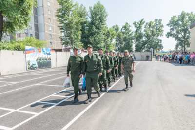 Республиканский военкомат. Заключительная торжественная отправка весеннего призыва состоялась 13 июля. Все призывники будут нести службу в Абаканском гарнизоне: 19 парней — в Железнодорожных войсках, столько же — в Воздушно-космических силах. 