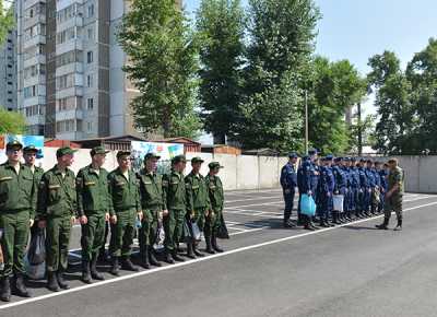 Абакан. 13 июля 2018 года. Отправка призывников со сборного пункта республики к месту прохождения службы.