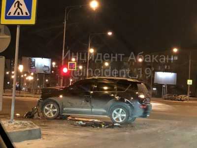 В Абакане внедорожник остался без моторного отсека