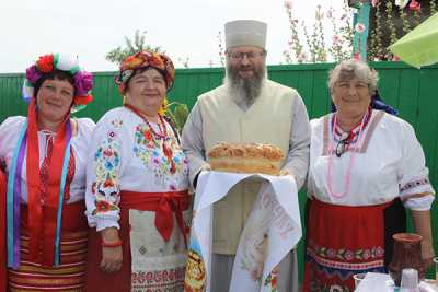 Хлеб да соль вам, путники дорогие! Ирина Яненко, директор кировского Дома культуры, Наталья Чурилова, руководитель национально-культурного общества «Крыныця» из Черногорска, отец Александр из Белого Яра и местная жительница Зинаида Фисуненко встречают гостей. 