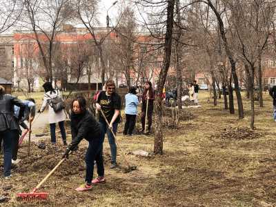 Сегодня работники культуры взялись за грабли и мешки