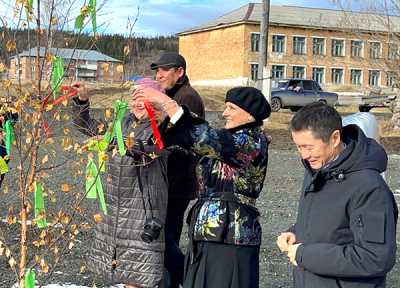 Галина Елистратова (справа) повязывает чалама и мечтает о новых преображениях посёлка. 