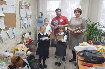 Педагоги Опытненской школы Усть-Абаканского района Александр Чеглыгбашев и Елена Кадоркина с младшеклассниками подготовили книги, канцелярию, сладкие подарки, игрушки. 