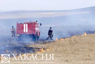 Огонь уничтожил несколько километров хакасской степи