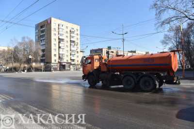 В Абакане обеззараживают остановки и моют улицы