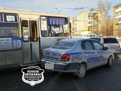 В Абакане на кольце столкнулись Тойота и пассажирский автобус