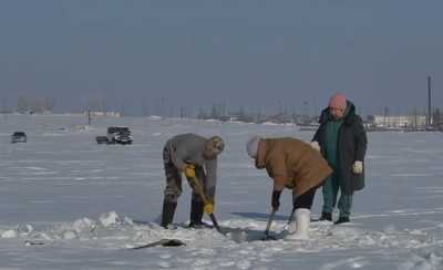 С запахом сероводорода: бензопилами, мотопомпами и камышами спасали озеро в Хакасии