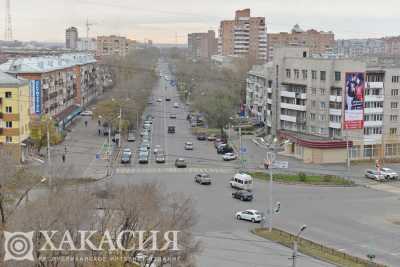 По Абакану развешали гирлянды, скоро и новогодний фонтан сделают