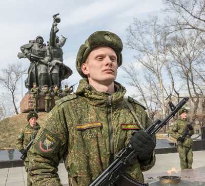 Под звуки салюта  и Встречного марша