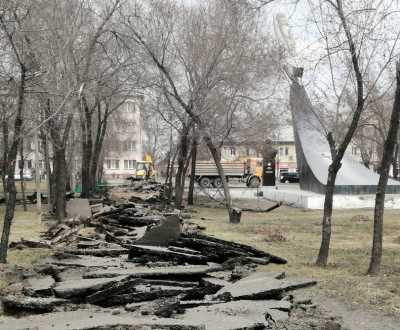 В черногорском сквере сняли асфальт