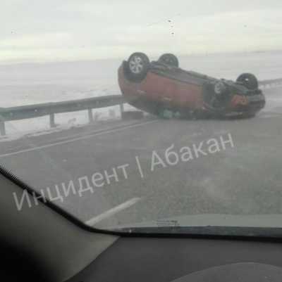 На заснеженной трассе Абакан-Саяногорск перевернулась иномарка