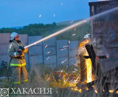 Из-за черпака в Абакане загорелся дом