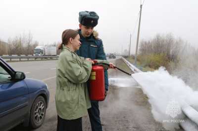 Не все водители Хакасии умеют обращаться с огнетушителем