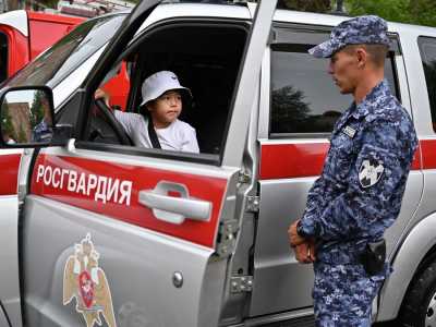 Сотрудники Росгвардии поздравили абаканских ребятишек с Днем защиты детей