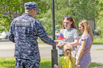 В День России росгвардейцы вручали флажки жителям Хакасии