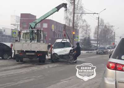 Разбитую иномарку с места ДТП в Абакане увезли на воровайке