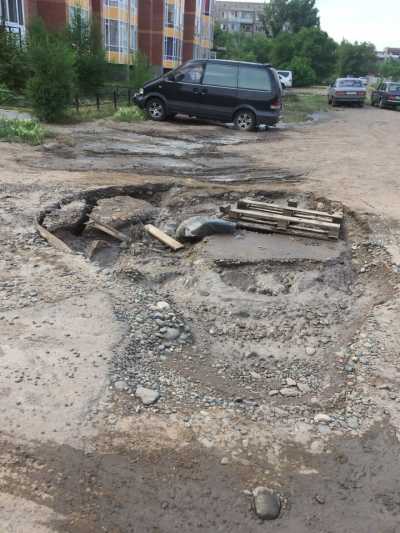 В Черногорске возле жилого дома растет яма