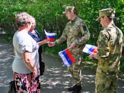 Росгвардейцы поздравили абаканцев с Днем России