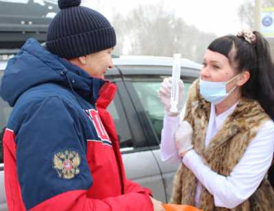 В Абакане водителей встречала девушка в белом халате