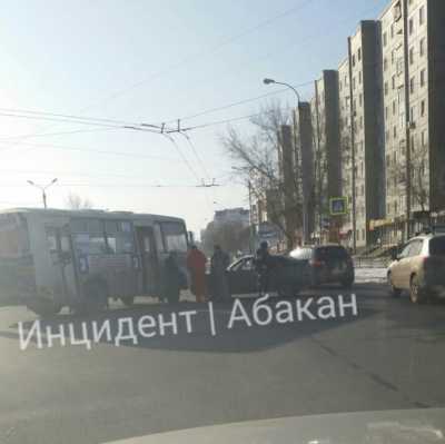 В Абакане автобус столкнулся с легковушкой