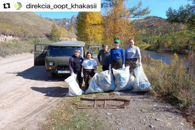 Жители Хакасии продолжают замусоривать природу, но за ними убирают