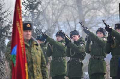 Салют в честь героев