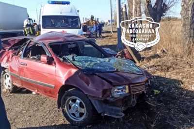 Под Абаканом в ДТП автомобиль превратился в груду железа