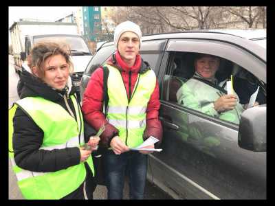 Одногруппники парня, сбитого автомобилистом в Саяногорске, окружили место ДТП