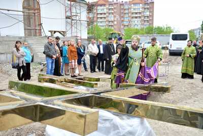 Архиепископ Абаканский и Хакасский Ионафан окропил святой водой кресты для куполов будущего храма.