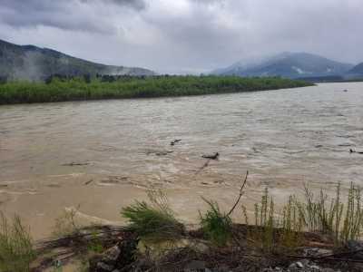 Большая вода подобралась к огородам в Абазе