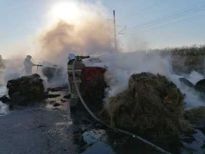 Дом, сено и мусор тушили пожарные Хакасии